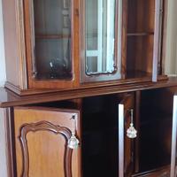 salotto in stile con credenza vetrinetta tavolo