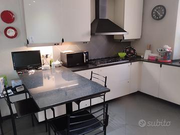 Cucina su misura ampia e  spaziosa