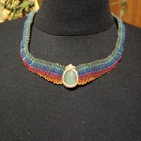 collana multicolor in macramè con pietra giada