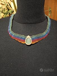 collana multicolor in macramè con pietra giada
