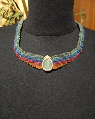 collana multicolor in macramè con pietra giada