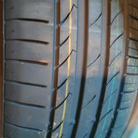 Un pneumatico NUOVO 225/50/18