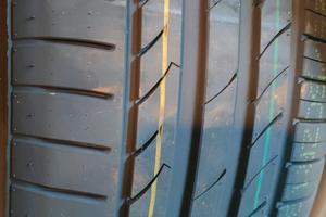 Un pneumatico NUOVO 225/50/18