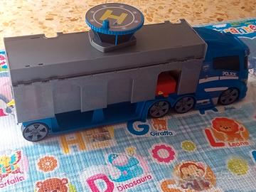 Camion dell polizi co macchine e scivlo
