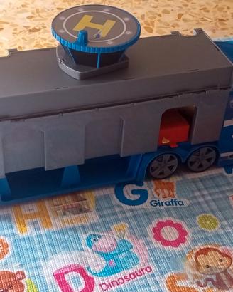 Camion dell polizi co macchine e scivlo