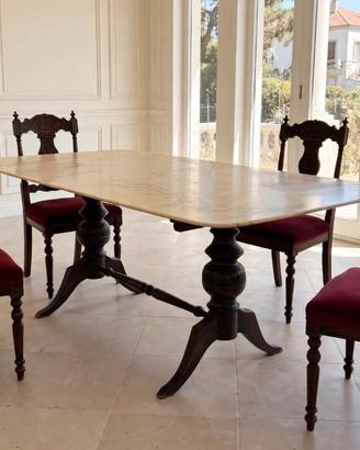 Tavolo  di marmo con base legno e sedie