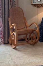 Sedia a dondolo vintage in legno e paglia