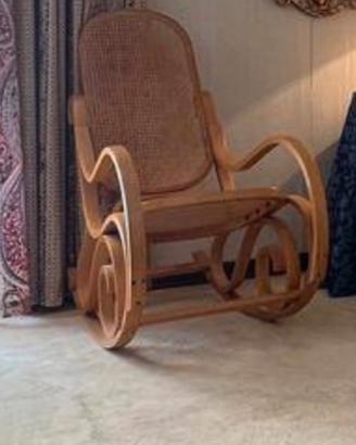 Sedia a dondolo vintage in legno e paglia
