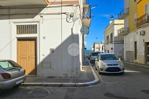 MONOLOCALE A MANFREDONIA