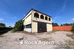 Immobile di 1037 m² a Costa de' Nobili