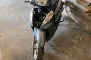 Scooter SH 300 incidentato