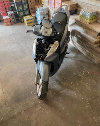 Scooter SH 300 incidentato