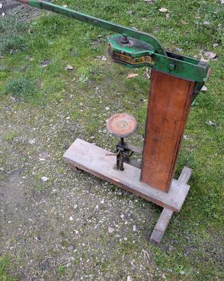 Macchina per tappare tappi sughero