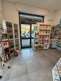 Fondo commerciale con chiostra
