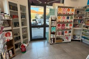 Fondo commerciale con chiostra