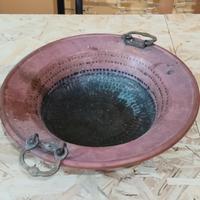 antica conca in rame battuto e manici in ottone 