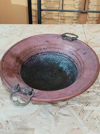 antica conca in rame battuto e manici in ottone 