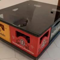 Tavolino legno casse di birra e vetro