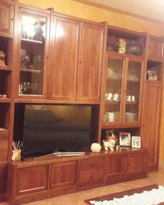 Mobile in legno parete soggiorno