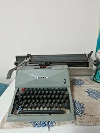 Macchina da scrivere Olivetti '82