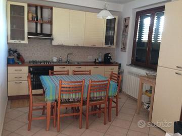 Cucina Di Iorio in legno rivestita completa di ele