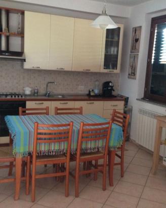 Cucina Di Iorio in legno rivestita completa di ele