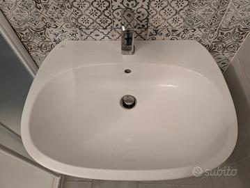 Lavandino con rubinetto