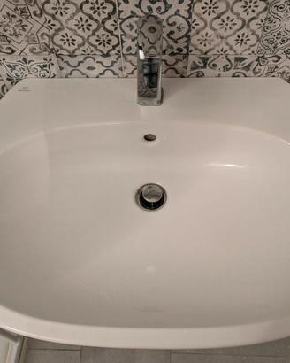 Lavandino con rubinetto