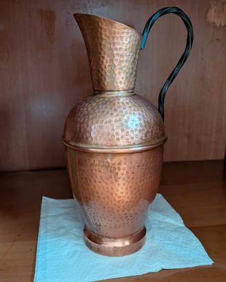 Brocca vintage in rame martellato