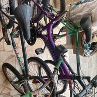 Sette scatole di giochi per bambini