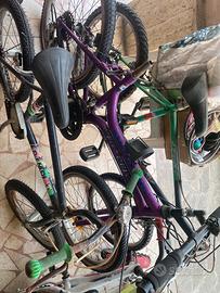 Sette scatole di giochi per bambini