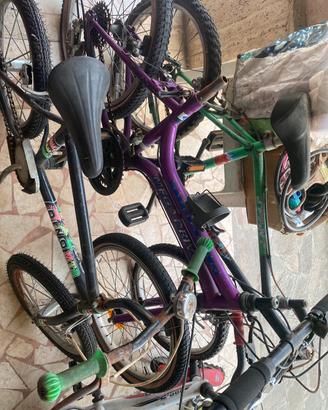 Sette scatole di giochi per bambini