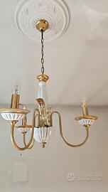 Lampadario vintage in ottone e ceramica bianca