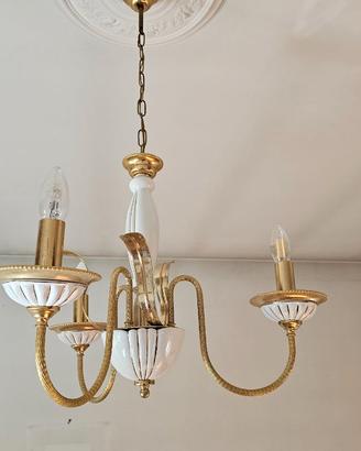 Lampadario vintage in ottone e ceramica bianca