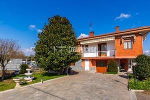 CHIVASSO VILLA LIBERA SU 4 LATI CON GIARDINO. BOX