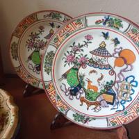 Coppia di Piatti Decorati a Mano – Macao, Anni ’50