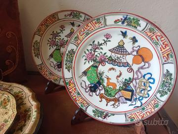 Coppia di Piatti Decorati a Mano – Macao, Anni ’50