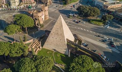 Box moto e auto vicino la Piramide