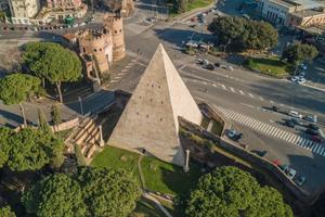 Box moto e auto vicino la Piramide