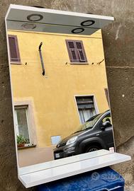 Specchio del bagno nuovo, illuminazione integrata