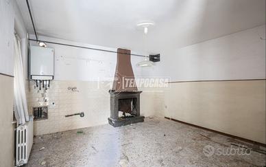 Porzione di casa su più livelli con corte esclusiv
