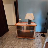 mobiletto con ante in vetro 