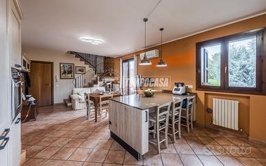 Appartamento all'ultimo piano su due livelli a Mag