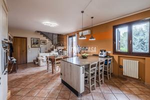 Appartamento all'ultimo piano su due livelli a Mag