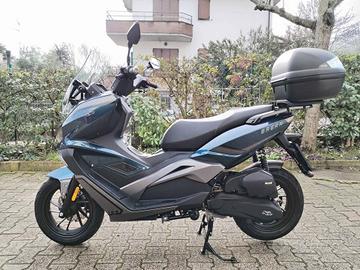 KL Brera 125 NUOVO + 2 caschi NUOVI solo 150 km