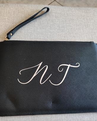 pochette con iniziali N T 