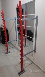 Rack da palestra pieghevole a muro salva spazio.