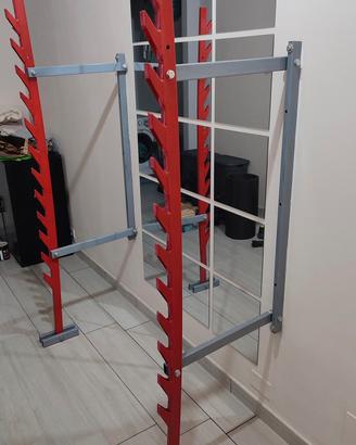 Rack da palestra pieghevole a muro salva spazio.