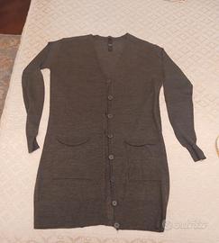 cardigan lungo grigio .