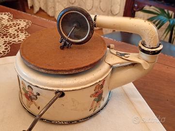 Grammofono il lamiera antico